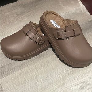 TOP Moda Brown Clogs with Fleece Lining